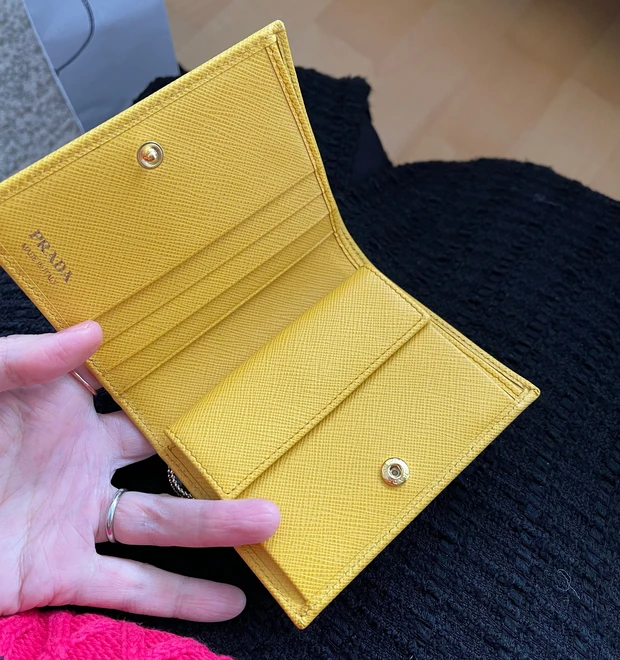 【超レア品】見つけたら買うべし！PRADAのイエロー財布をとうとうゲット☆35歳のバースデー記念_3_2