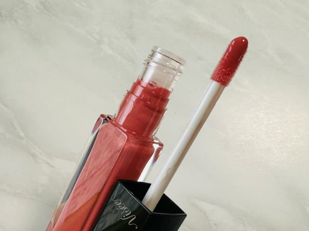 Viseeのエッセンスリッププランパー BE300 ベージュピンク