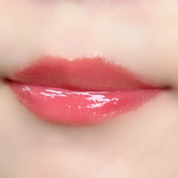 ローズヒップ70%のグロスを唇に塗った発色アップ写真