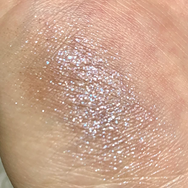 ルナソル モノアイカラーレーション 11ミスティックソワレを手にスウォッチした画像