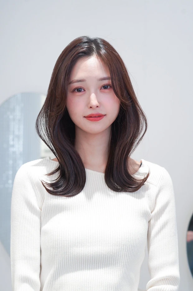 ヘアカタログ セミディ ミディアムヘア 韓国風S字バング 正面