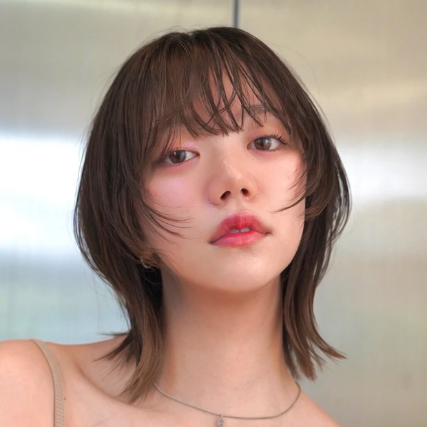 【小顔ボブ】最新トレンド「ワイドレイヤー」とは？ カジュアルさと女性らしさの両立が叶うくびれボブ