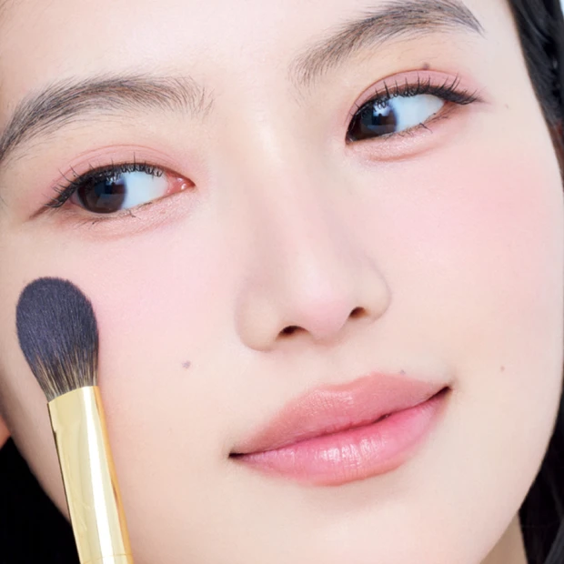 【秋の多幸感メイク】チークはマット×ラメを重ねて立体的に見せる！