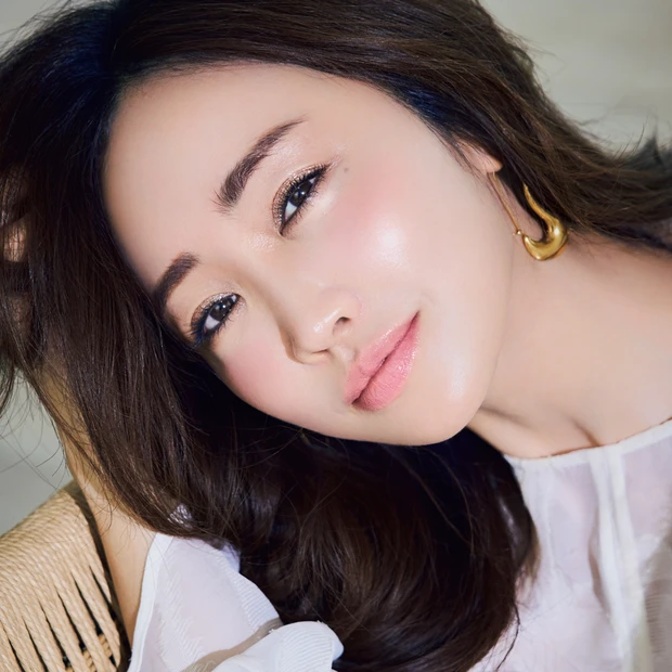 神崎 恵さん×キラキラメイク。「大人は目元に1点投入がちょうどいい」