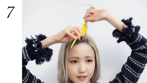 本田仁美さんのヘアアレンジ・前髪スタイリングのポイントは?_7. 右の毛束も同様にコームで逆立てて、ボリュームを作る。