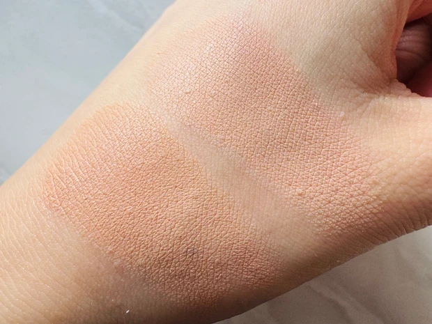 01 ナチュラルベージュ 02 ベージュオークル スウォッチ