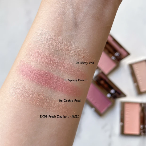 ルナソル カラーリングシアーチークス 全色スウォッチ