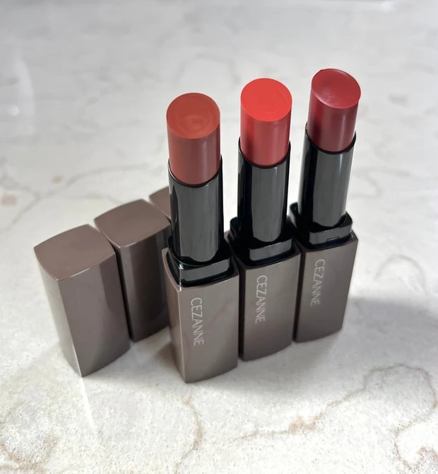 【1位】《セザンヌ》大人気の高密着うる艶バズリップ「リップカラーシールド」新色ビュー