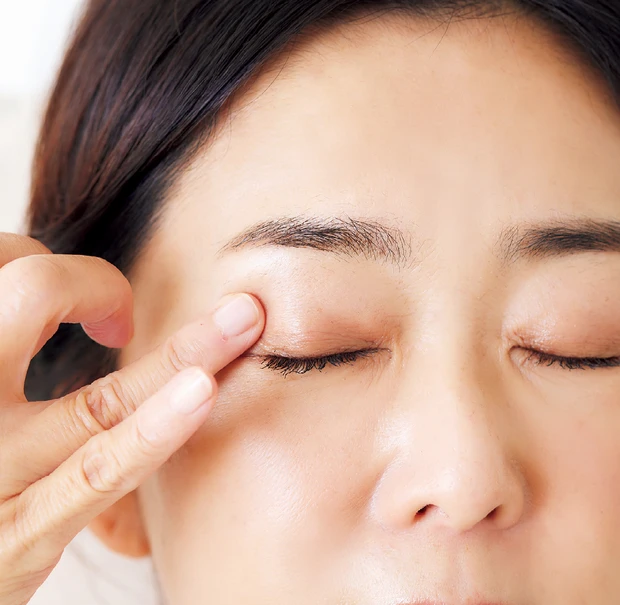 4 幸せ顔を左右するのは目と口の“輪筋”ケア_アイメイクが映えるよう上まぶたもしっかり