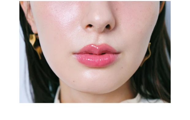 リップライナーで上唇をオーバーに描き人中短縮