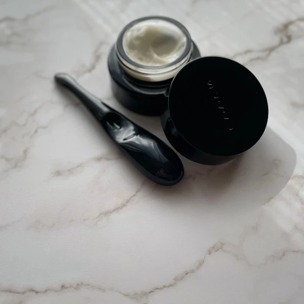 フローラルウッディの香りに癒され、心からくつろげるスキンケアタイムを。