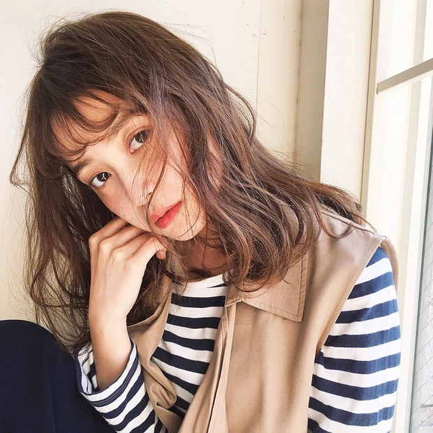 春服に似合うカジュアルウェーブミディは、ふわボサ×透け感がカギ