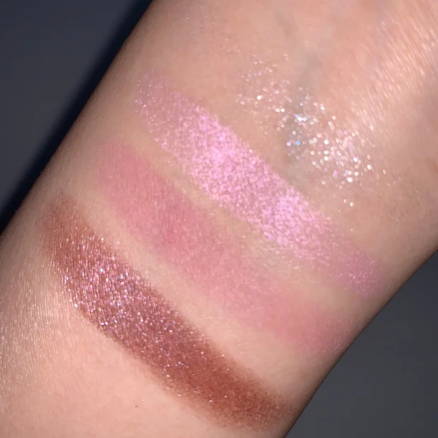 ライトありで撮影したSUQQU シグニチャー カラー アイズ149のスウォッチ。ラメ感や光の反射が分かる写真