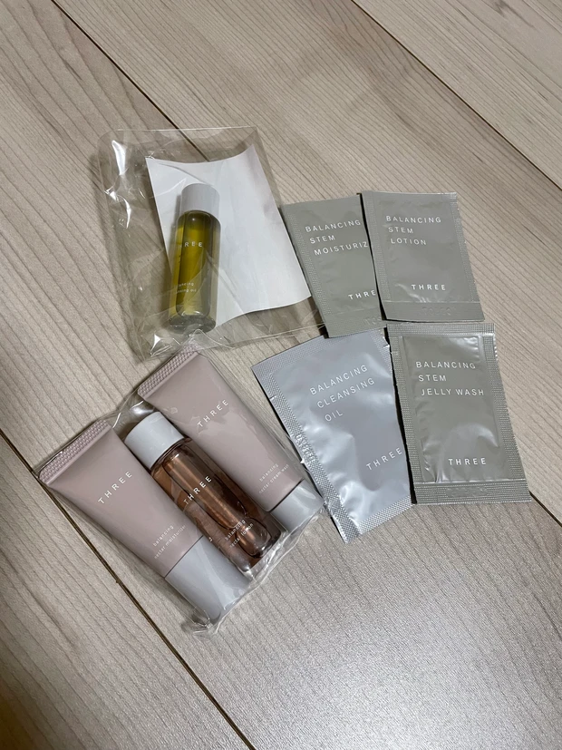 【THREE(スリー)】新作情報!「スターゲージングアイシャドウクアッド」限定色X01 GIRL OF THE YEAR・「ディヴァインリップジェム」新色07 CHARISMA KISSをレビュー♪【秋新色コスメ2024】_10_3