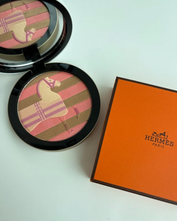 新品⭐︎エルメス　フェイスパウダー エルメス】新作フェイスパウダーで圧巻のツヤ肌へ！表情まで