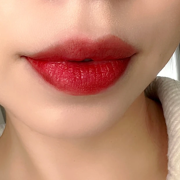 肌色にとらわれず自由にメイクを楽む方法を解説！自信あふれる高発色リップ【Too Faced】レディボールドリップスティック_4_1