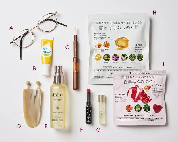 マキア 佐藤ありさ ポーチの中身 uka ダルバ MiMC EYEVAN ベビーワセリンリップ フェイスポインター かっさ のど飴