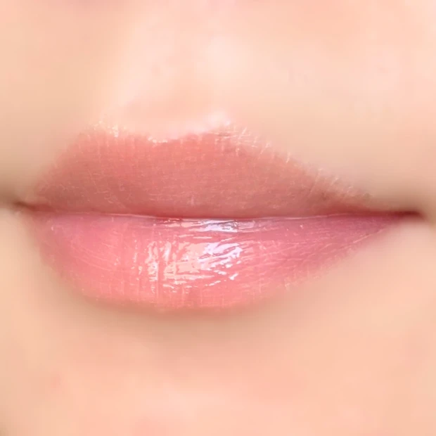 from2aN(フロムトゥーエーエヌ))「ミニグレイズバウンシングティント 201 ハニーアプリコット」を唇に塗った仕上がりイメージ