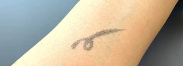 ニュアンス アイライナー 111 スモーキーモーヴをスウォッチ！