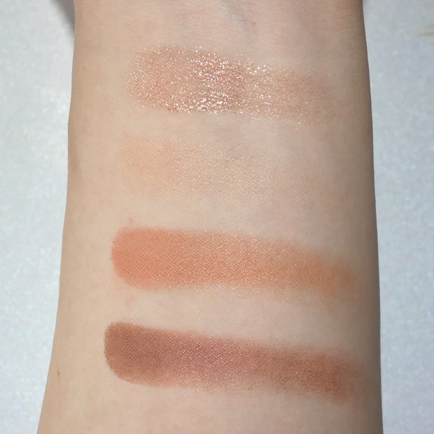 セザンヌ ビタートーンアイシャドウ　01のスウォッチ　フラッシュ撮影