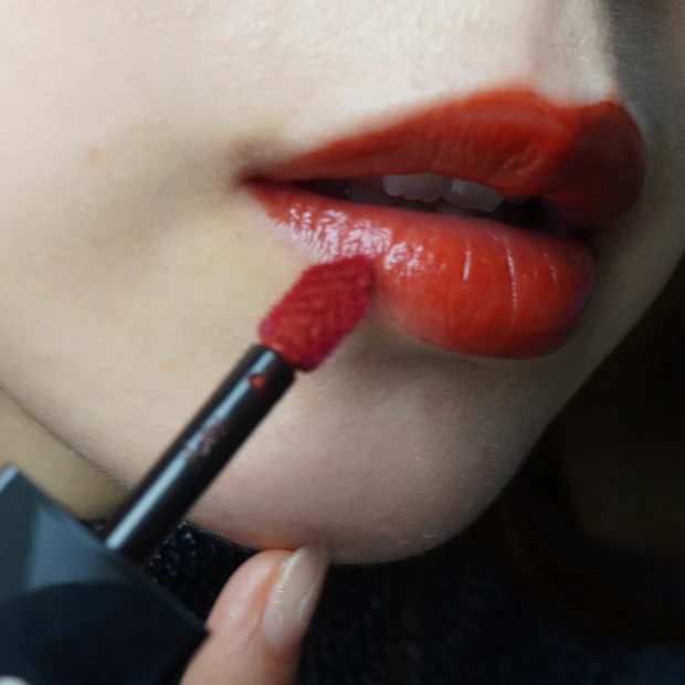 YSL ザ インクス ヴィニルクリーム  416：チリ プロヴォケーションの着画