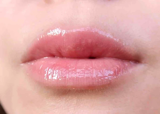 ロムアンド ジューシーフラッシュリップオイル 01 ポメロライト 唇