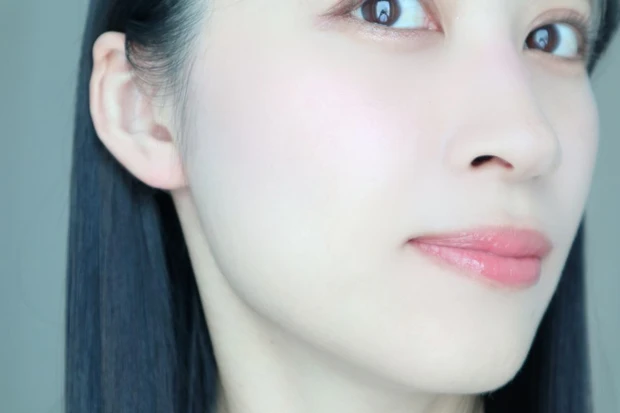 チークを鼻の付け根に塗る