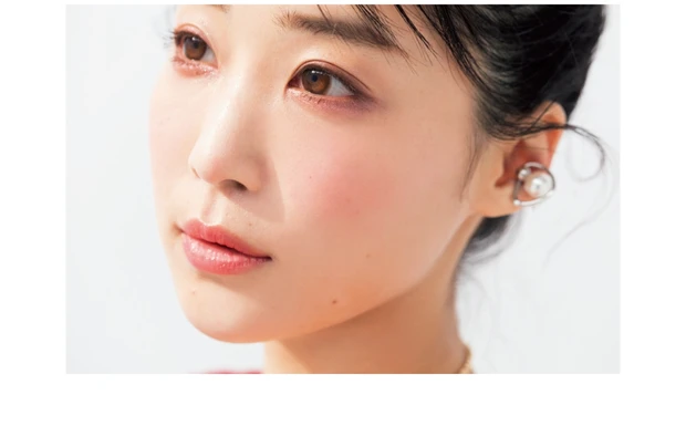 目元を際立たせる広めピンクチーク