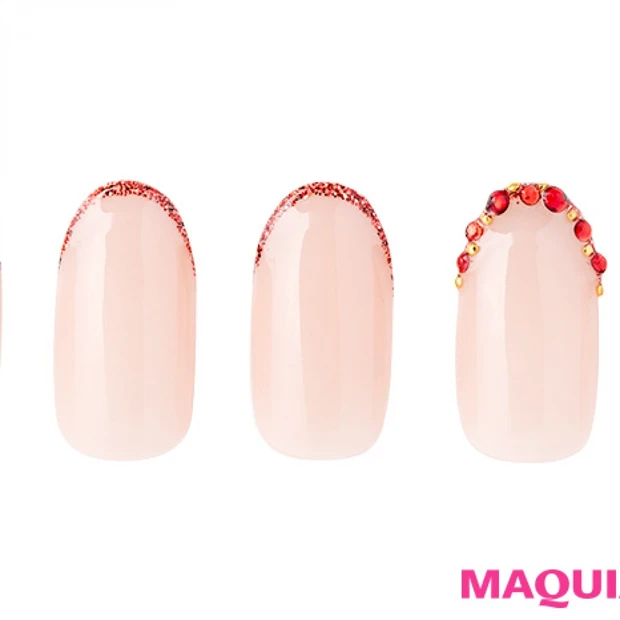 細フレンチの「大人クリスマス」ネイルで、色っぽさと上品さを手に入れて