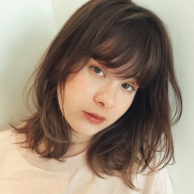 ナチュラル感に遊び心を効かせた、こだわりチョコカラーミディ