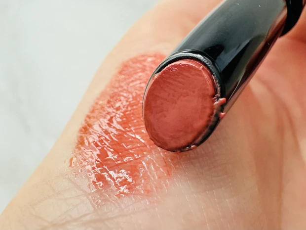 KATE のリップモンスター ツヤバースのスウォッチ(G03 99.9℃)