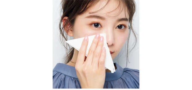 ティッシュで湿り気を抑えてからメイク直しを