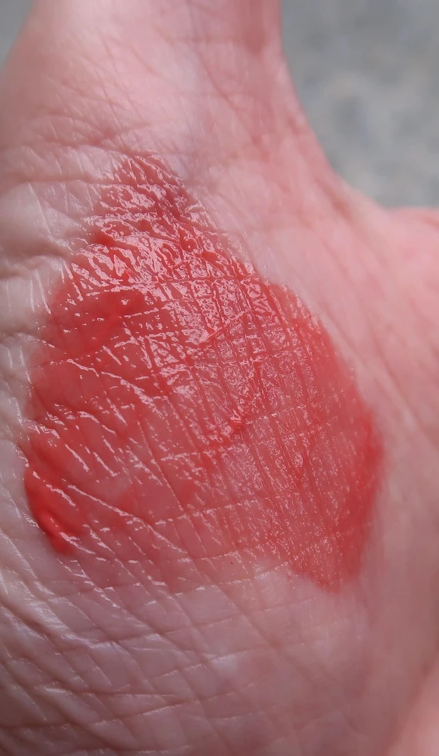 ミルクタッチ  ジュエリーフィットティンティッドグロウティント　07 Autumn Peach　手に