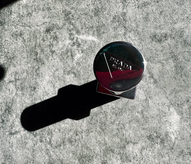 【PRADA BEAUTY（プラダビューティ）リップ】モノクローム　ウェイトレス　リップカラー（スムースナイロン）【2024春新色】ピンクリップはこれに決まり!_4_1