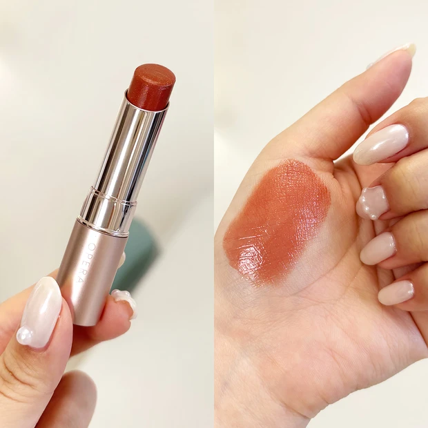 ネイビーニット×ウォームベージュリップ オペラ グロウリップティント 301