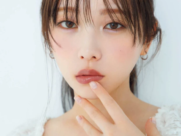 与田祐希さんがまとう最旬リップの正解。「ツヤぷる」と「ソフトマット」、今季の2大トレンドをチェック