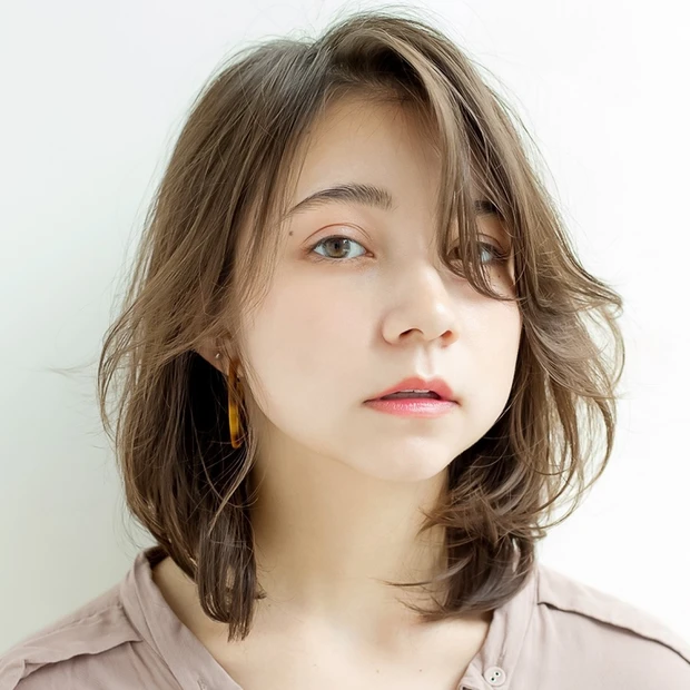 丸顔コンプレックスをおしゃれに解消! 大人っぽさが高まるふんわりバング