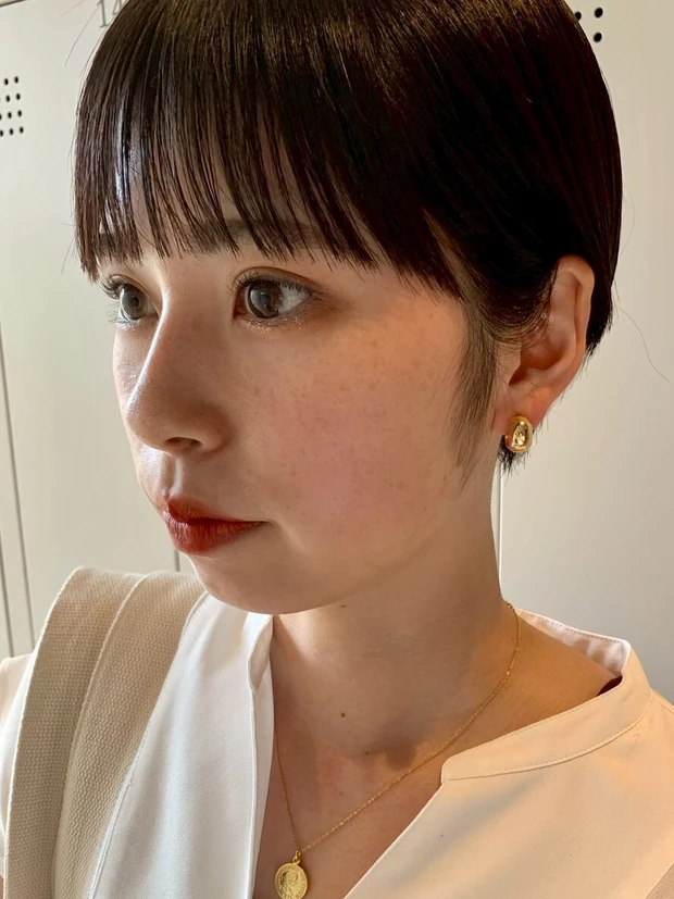 髪型　ショート　ショートヘア　暗髪　面長カバー　サイド