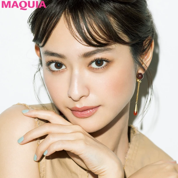 華やかな目鼻立ちのハーフ系顔が【アビシニアン風メイク】で高貴なモード美女…