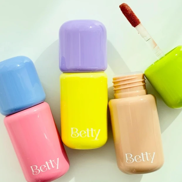 新ブランド「Betty」のリップを全色スウォッチ！ ひと塗りで艶めく3色のボリューミーリップが登場