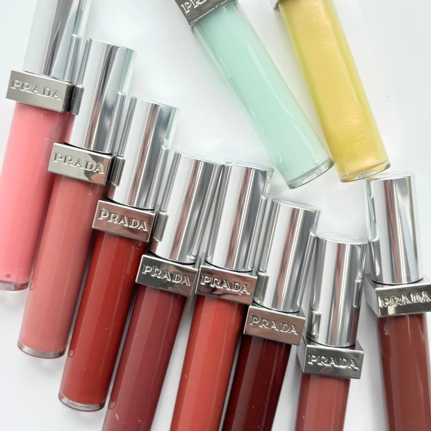 【プラダ ビューティ】ブランド初となる新作リップグロス全10色をスウォッチ！ 