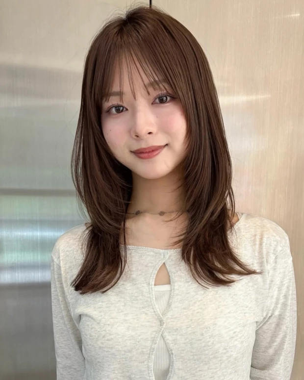 髪型 ミディアムレイヤー ミディアムヘア ピンクベージュ 前髪あり スタイリング