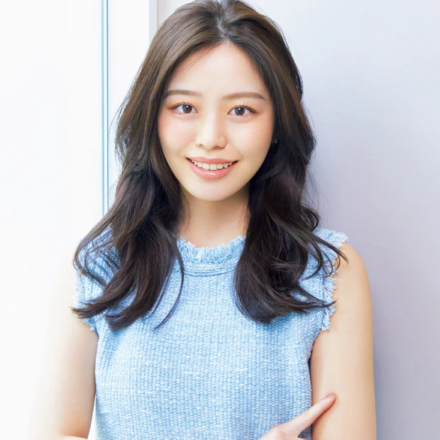崩れる、ぺちゃんこ、巻きが取れる...梅雨どきヘア悩み攻略法。神崎 恵さんの信頼スタイリストが伝授！