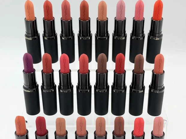 【M･A･C】2026春新作「パウダー キス ヘイジー マット リップスティック」全24色を全色スウォッチ！