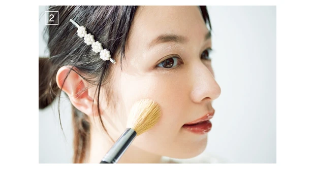 頬はさらり、淡いピンクで発光感を