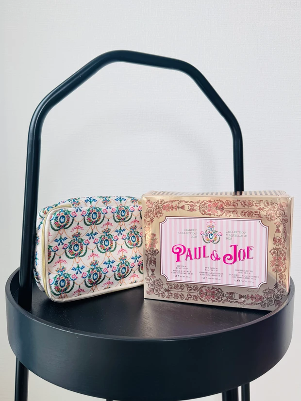 ポール＆ジョーのクリスマスコフレ2025、001 フラッパードレスのポーチと外箱