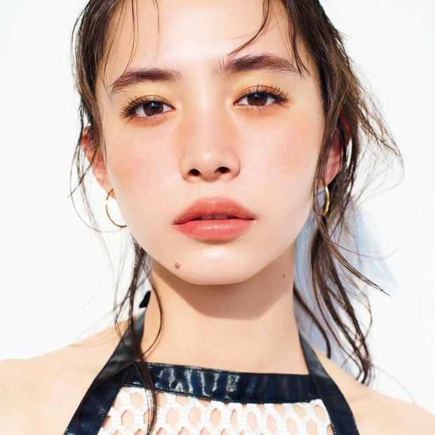 【7位】井桁弘恵さんが魅せる夏のサンセットメイク。イエローシャドウ一つで旬顔に!