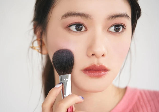 さり気ない立体感と透明感を手に入れたい! 山本舞香さんが表情に寄り添うニュアンスチークに挑戦_5