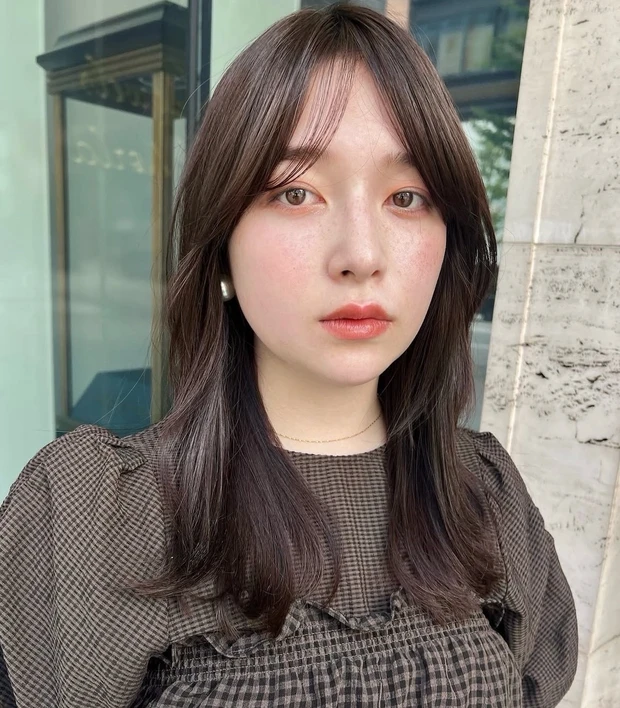 髪型 ミディアムレイヤー ミディアムヘア 小顔ヘア 暗髪 カットのポイント