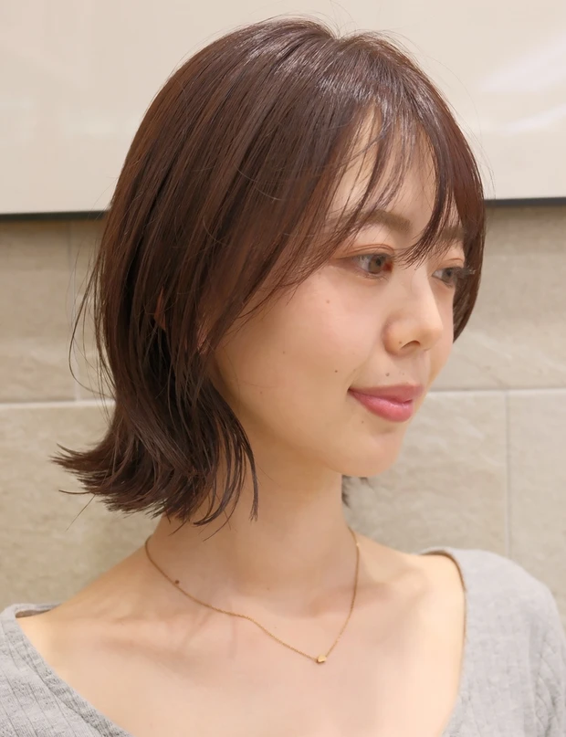 髪型　ボブ　小顔ボブ　前髪あり　サイド　40代